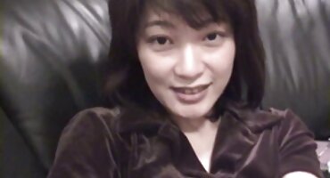 hình sex nữ Cô phim sex người mập gái quyến rũ ôm với một người bạn theo nhịp điệu của điệu nhảy.